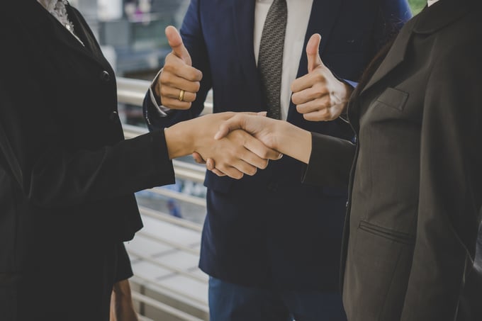 business-people-shaking-hands-finishing-up-meeting-deals-business-concept