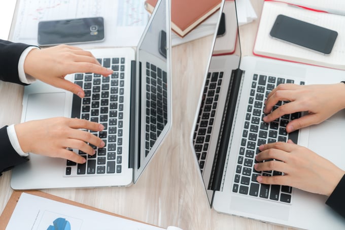 business-people-using-laptop-financial-charts-meeting-o