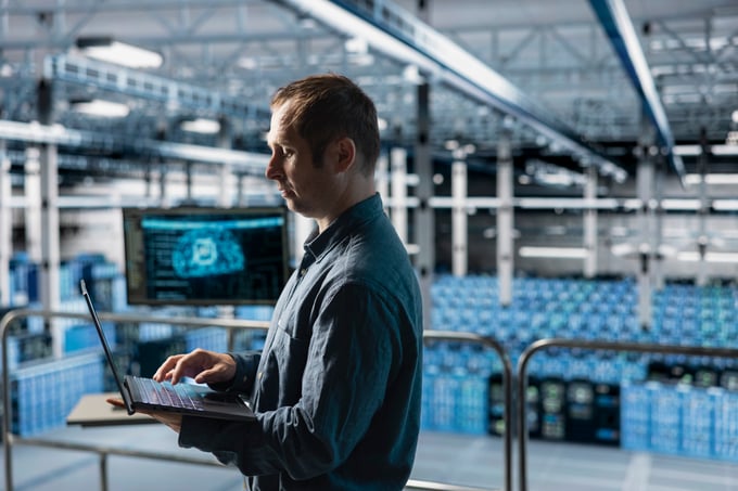 engineer-ai-data-center-managing-software-updates-using-laptop