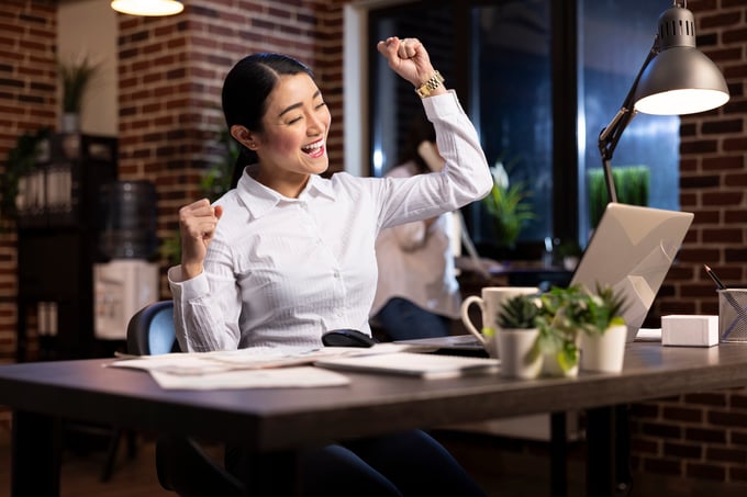 manager-raises-her-arms-celebration
