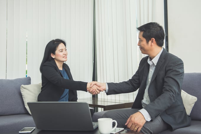 shaking-corporate-meeting-together-teamwork